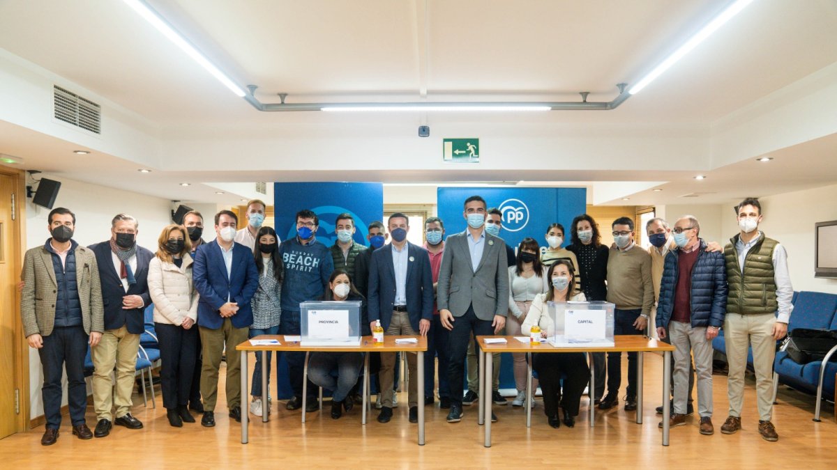 Foto de familia de los populares almerienses, este lunes en la sede del PP.