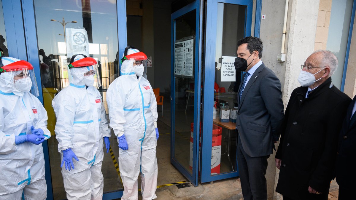 Juanma Moreno con sanitarios en Roquetas.
