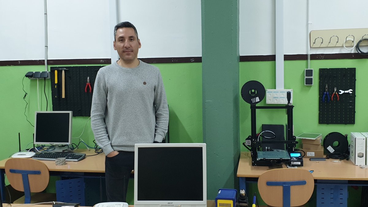 José Alférez, en el aula de informática