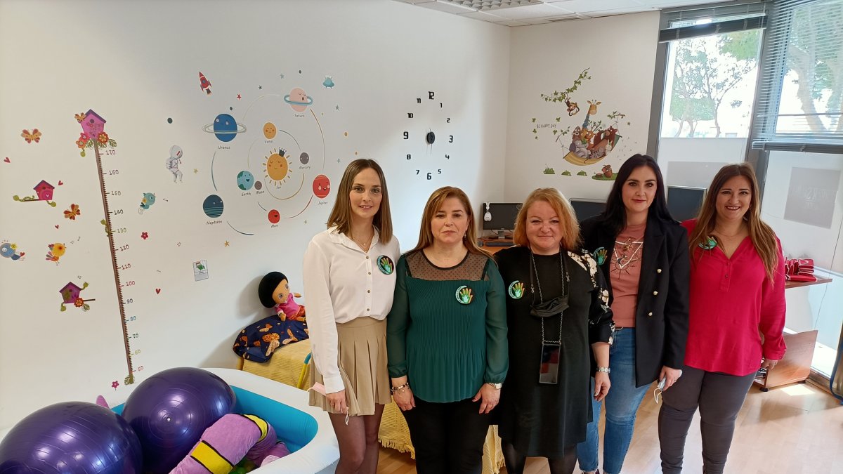 Responsables de Soy Especial y qué? en el día del estreno del local de juegos sin barreras.