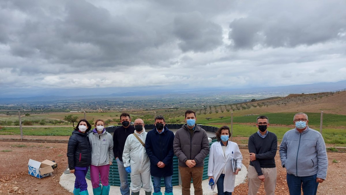 Los responsables en la primera expedición visitando una explotación del municipio.