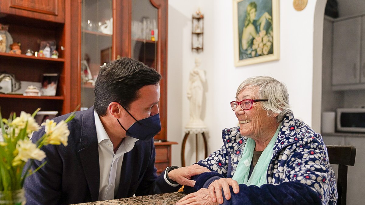 Javier Aureliano García durante una visita a Lucainena de las Torres.