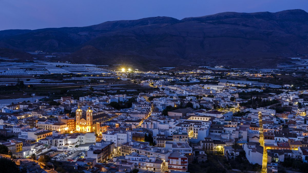 Vista panorámica nocturna de Berja.