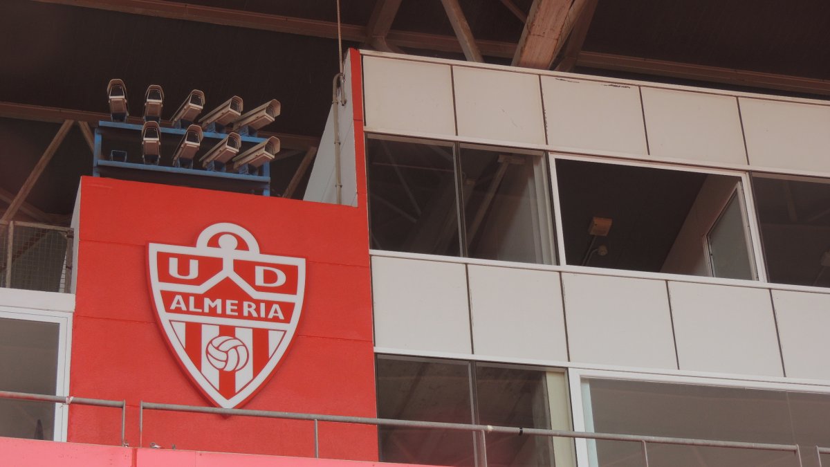 El escudo del Almería en la zona de tribuna pegada a fondo sur.
