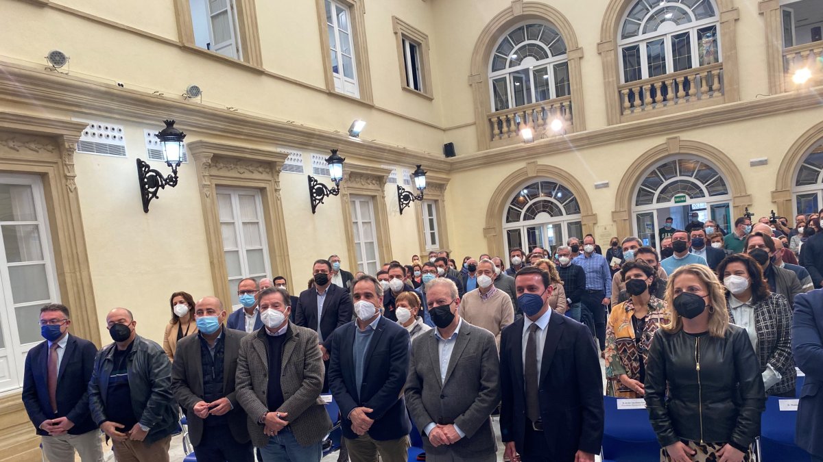 Foto de familia tras la inauguración de la jornada.