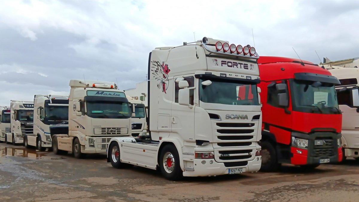 Cabezas tractoras de huelguistas estacionadas esta semana en el Polígono Industrial de La Redonda, en El Ejido.
