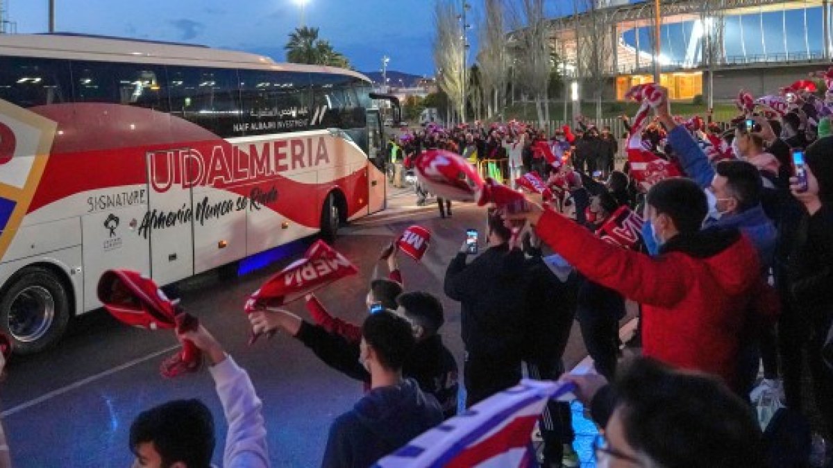 Los aficionados recibiendo al equipo.