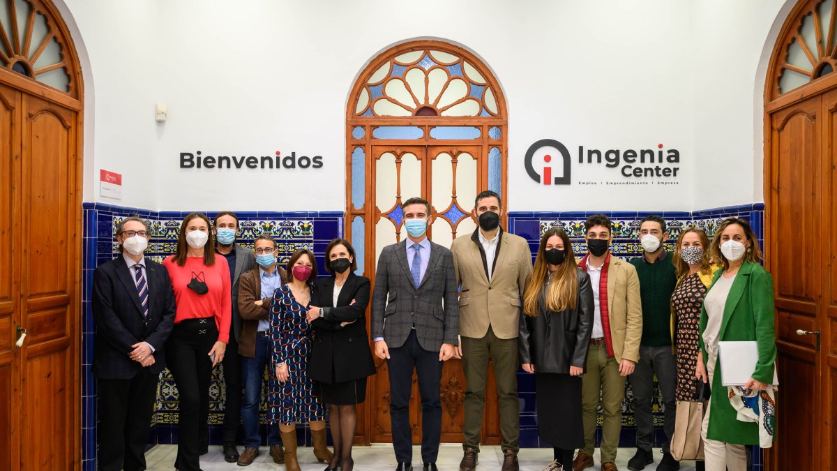 Foto de familia del alcalde y los trabajadores del centro