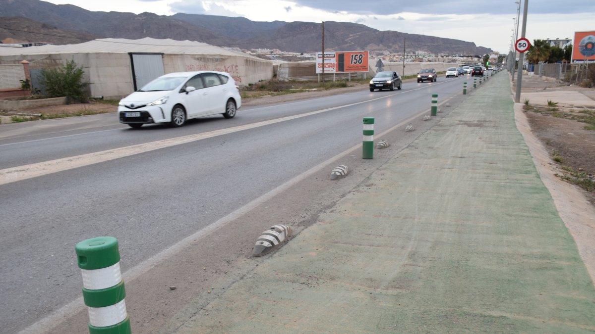 Bolardos colocados en el trazado entre La Puerta de Vícar y El Parador.