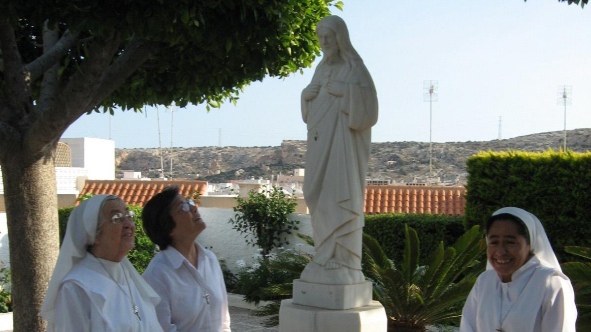Hermanas de la Congregación en el patio de la Casa Nazaret.