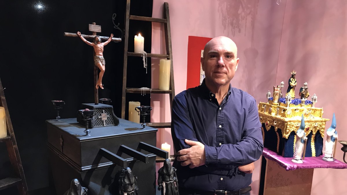 Manuel Pérez junto a la reproducción del paso del Cristo del Perdón.