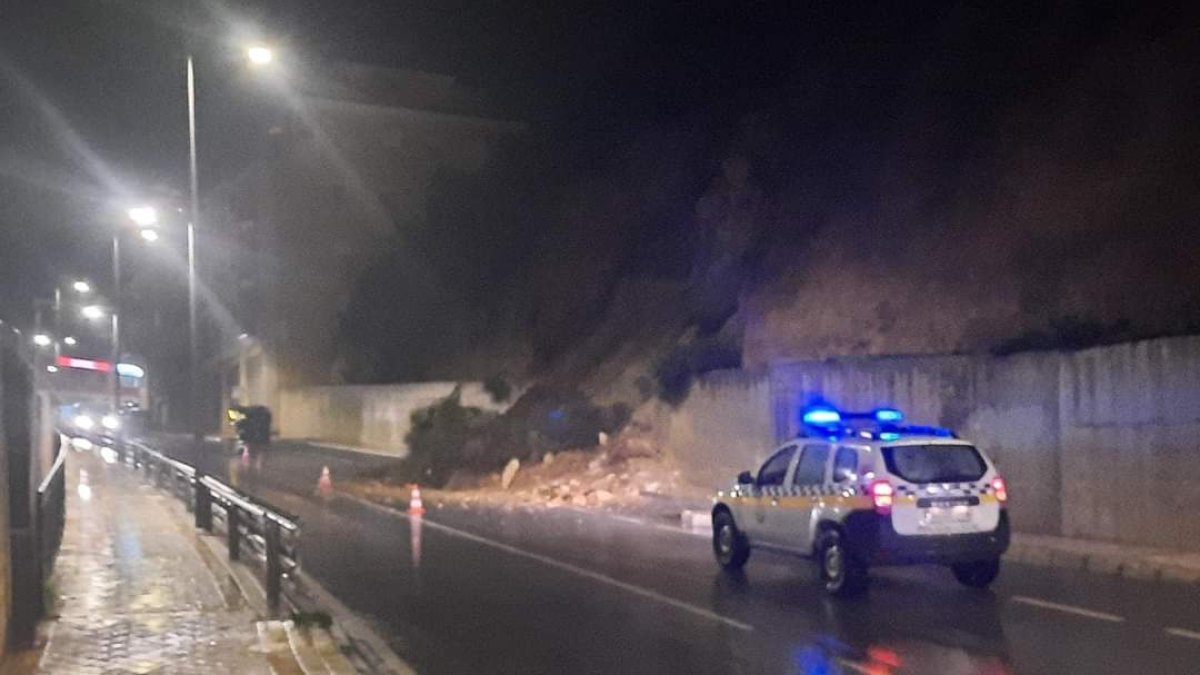 Desprendimiento del cerro en la Avenida Paco Cosentino de Macael. (FOTO: Ayuntamiento de Macael)
