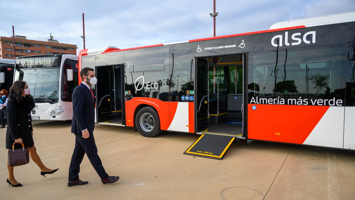 Presentación de nuevos autobuses híbridos