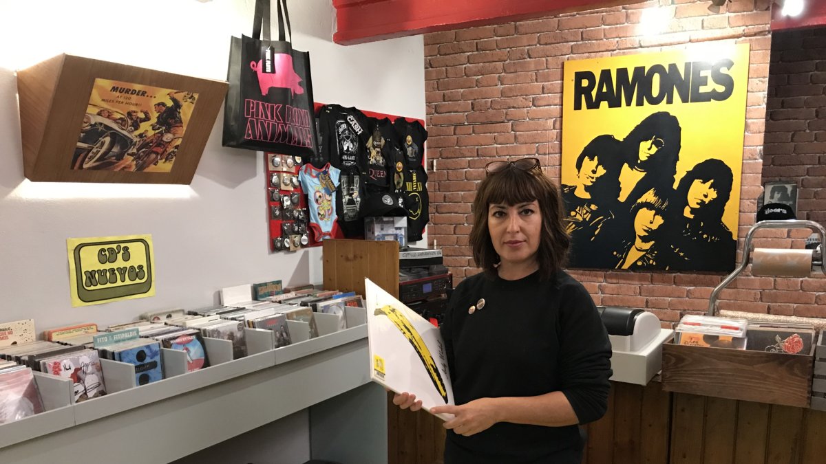 Marta Pérez Perals dirige desde hace 27 años La Caverna, un negocio especializado en vinilos en Almería.