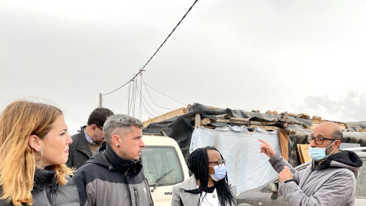 Ángela Rodríguez, a la izquierda, en su visita a un asentamiento en Níjar.