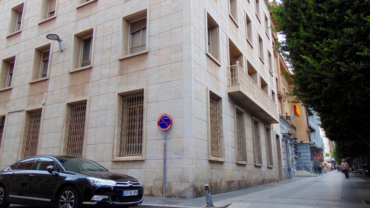 El edificio del CSIC da a tres calles: Paseo de Almería, General Segura y Arapiles.
