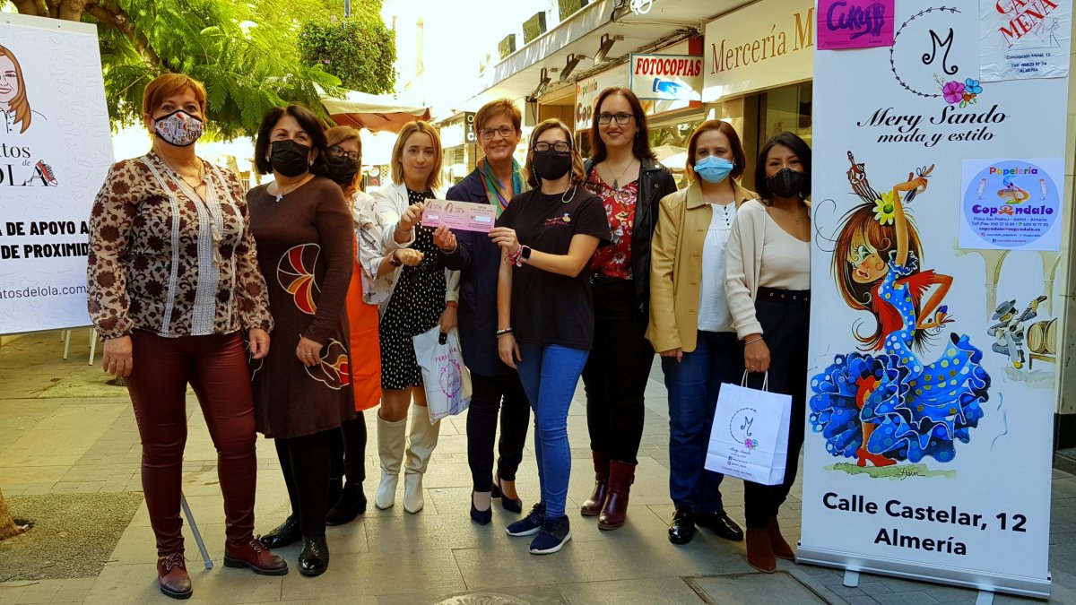 Adriana Valverde y Lidia Compadre con comerciantes.