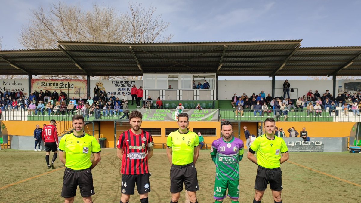 El trío arbitral con Juanra de capitán en el once del Levante almeriense.