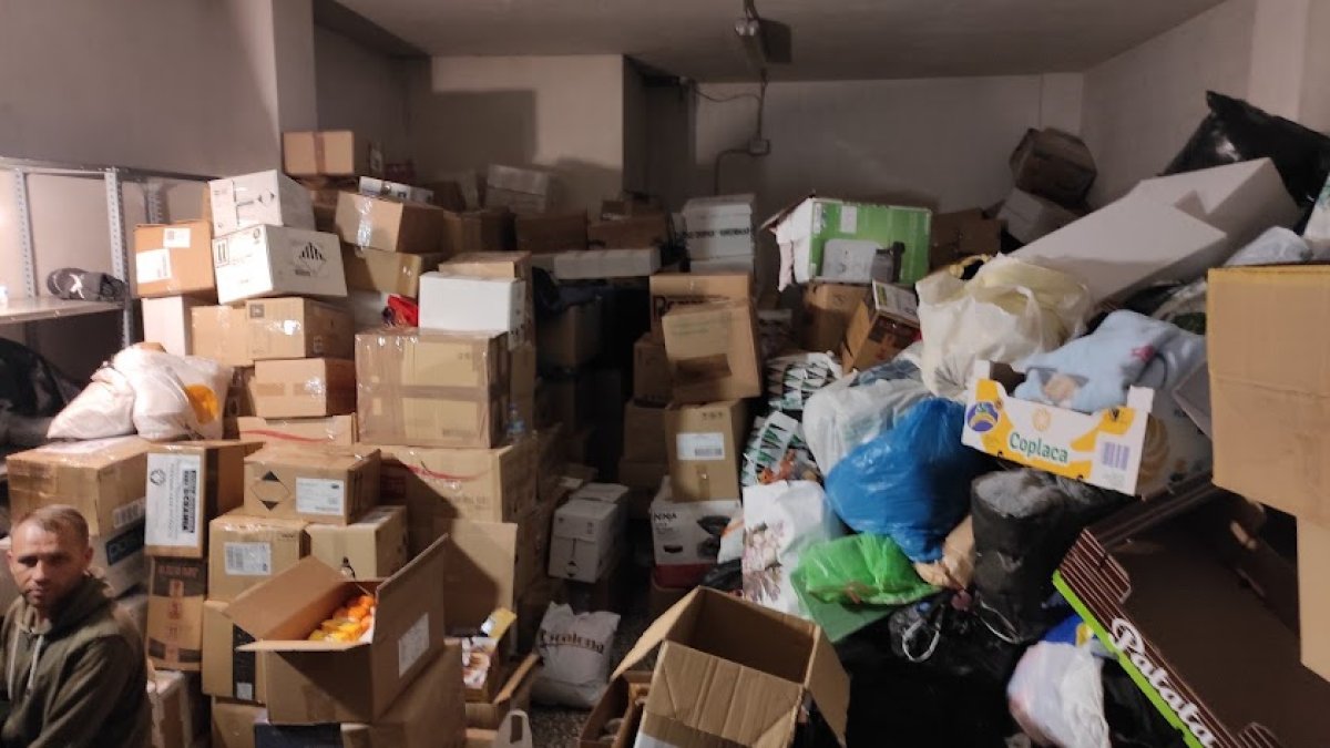 Material de ayuda a Ucrania acumulado en un local de Almería.