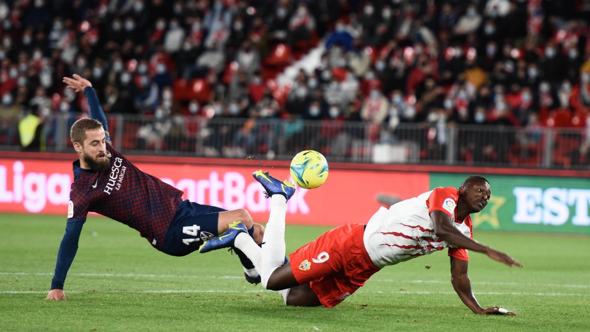Pulido y Sadiq en el Almería-Huesca (0-0).