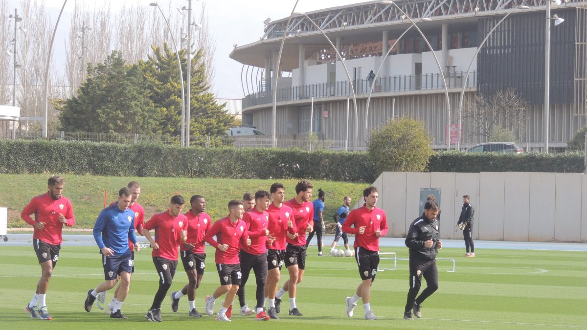 Entrenamiento de recuperación para los titulares.