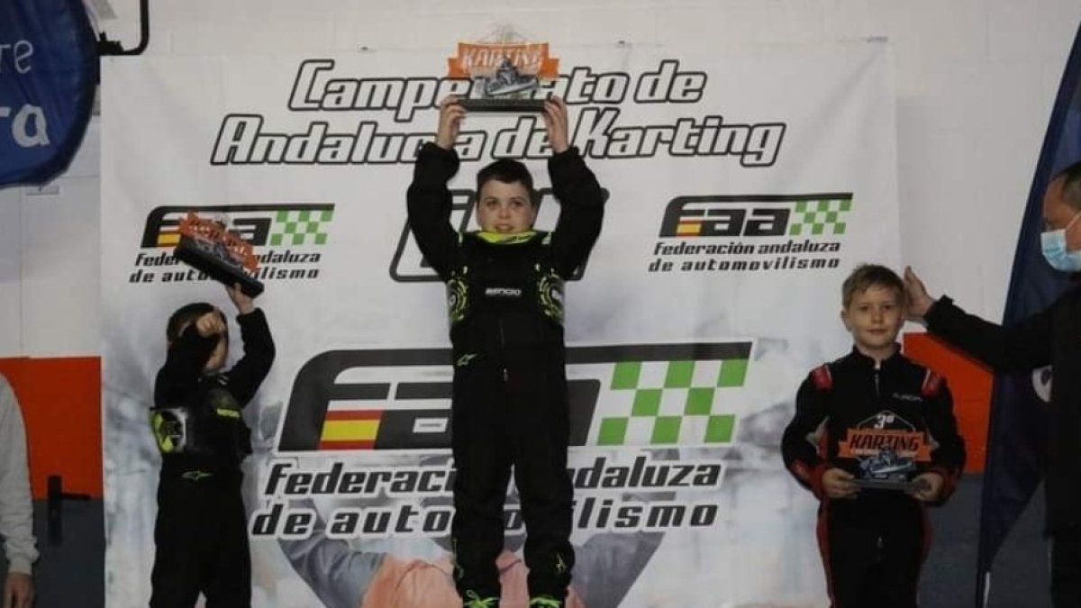 El piloto roquetero en el podio de los vencedores.