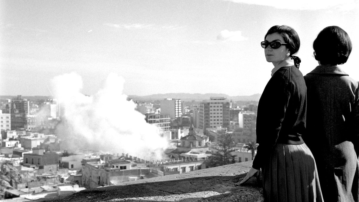 Dos jóvenes mirando la ciudad desde el torreón de levante de la Alzaba.
