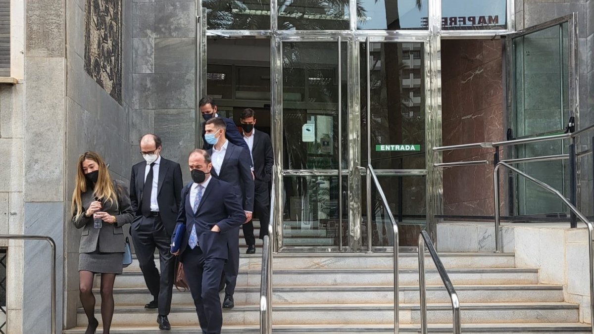Santi Mina sale de la Audiencia escoltado por sus abogados