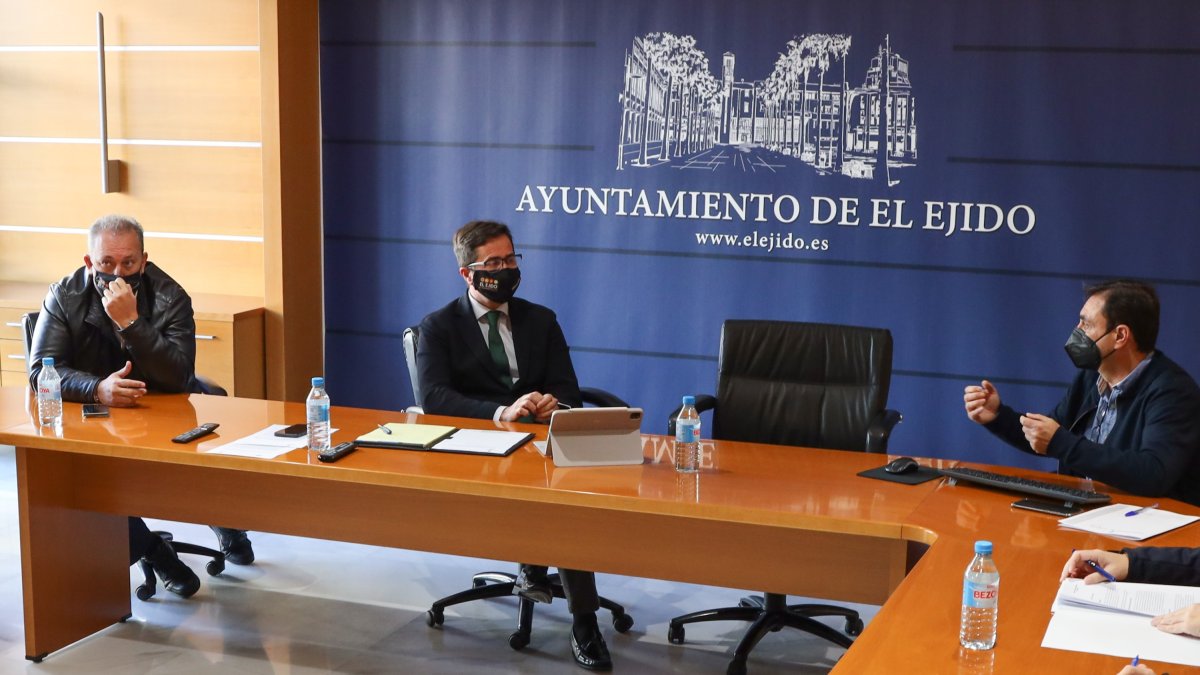 El alcalde de El Ejido, el edil responsable de TIC y el jefe de Informática.