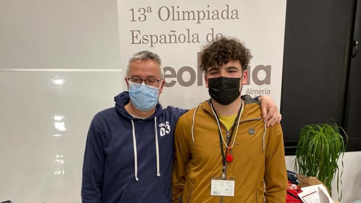 Manuel Céspedes Gallardo junto a su profesor, Agustín Ramos.