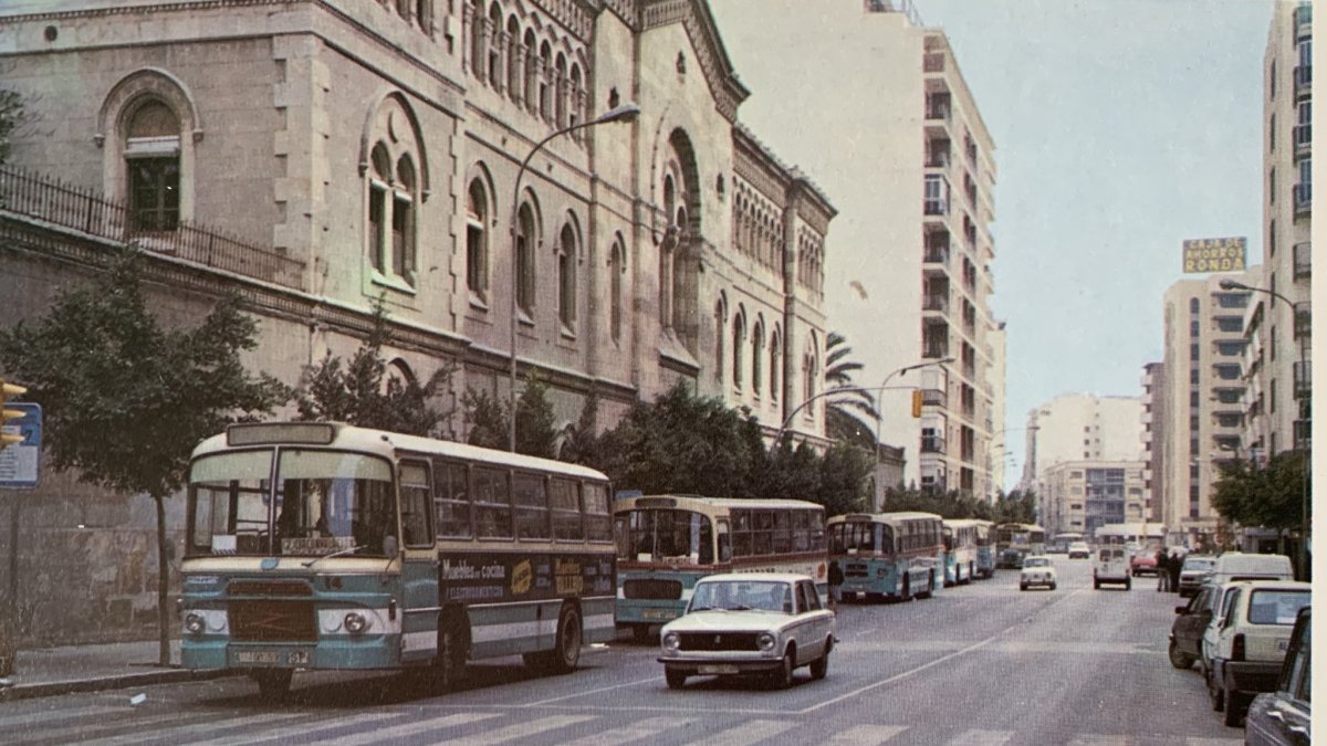 La Rambla Obispo Orberá en los años 80 cuando la gasolina costaba en torno a 90 pesetas el litro.