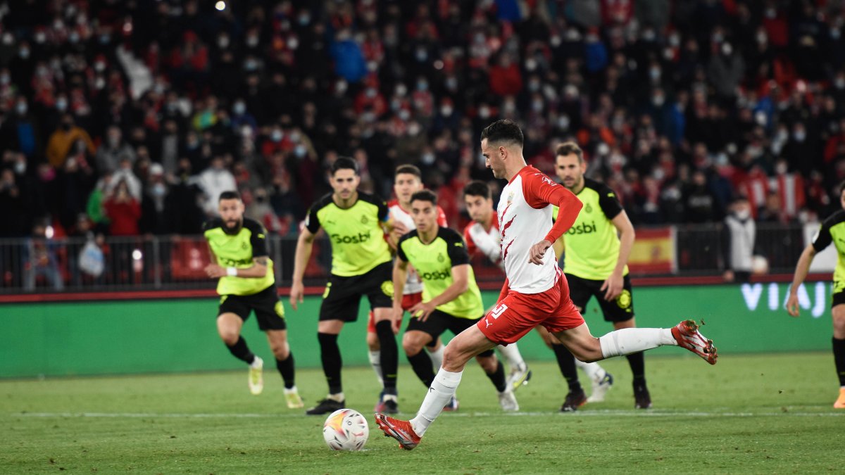 Juan Villar lanzando el penalti frente al Girona el pasado domingo.