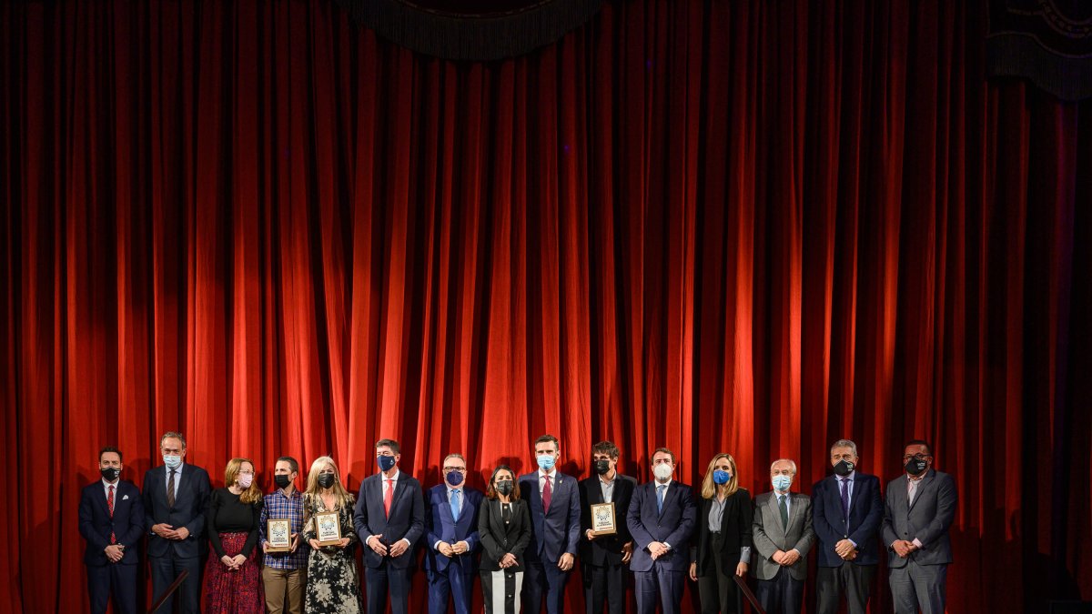 Foto de familia de los galardonados, los entregadores de los premios, los organizadores y autoridades políticas e institucionales.
