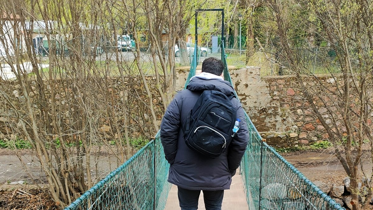 Puente colgante, recién arreglado, desde el que se llega al camping.