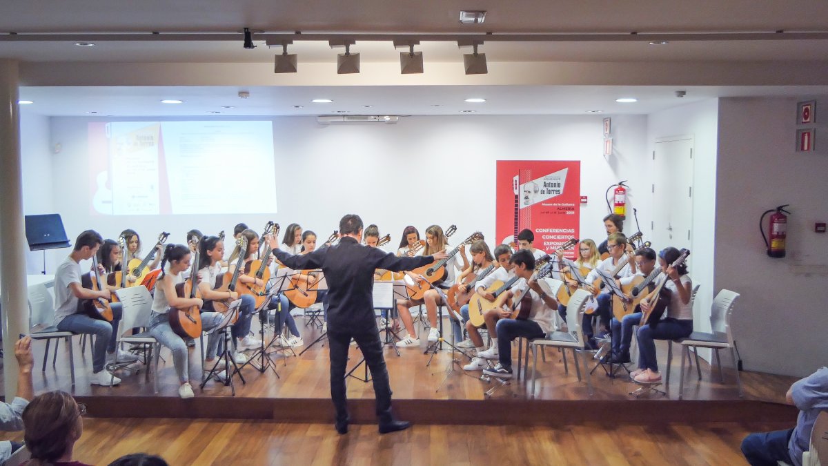 La Escuela de Música, Danza y Teatro ofrece a los ex-alumnos la posibilidad de participar en conciertos y lecciones.