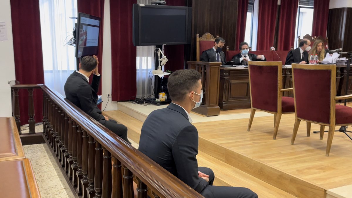 Santi Mina y David Goldar este jueves, con sus letrados al fondo