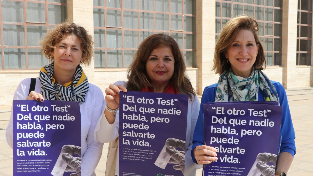 La edil, Julia Ibáñez, y responsables de la Asociación contra el Cáncer de El Ejido.
