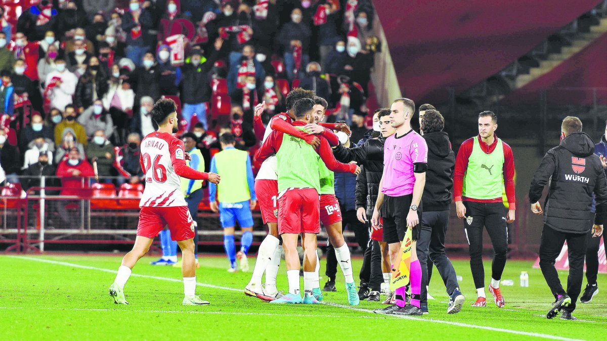 El vestuario es una piña para llevar al Almería a la máxima categoría.