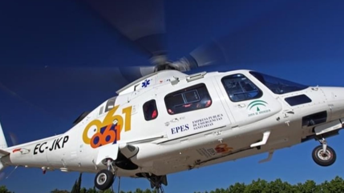 Foto de archivo de un helicóptero del 061.