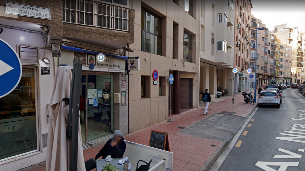 Administración de loterías en la Avenida de Montserrat donde se ha vendido el primer premio.