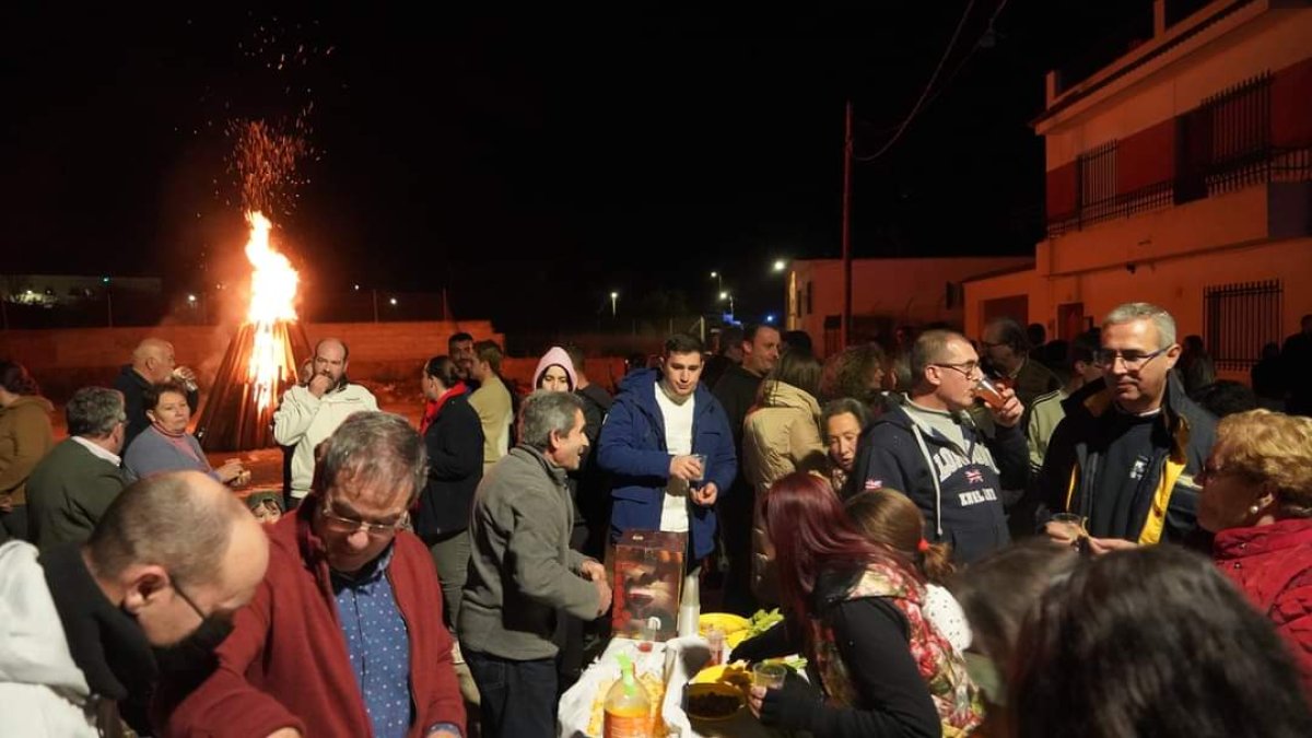 Una reunión junto a una de las hogueras la noche de ayer jueves (FOTO: Ayuntamiento de Berja)