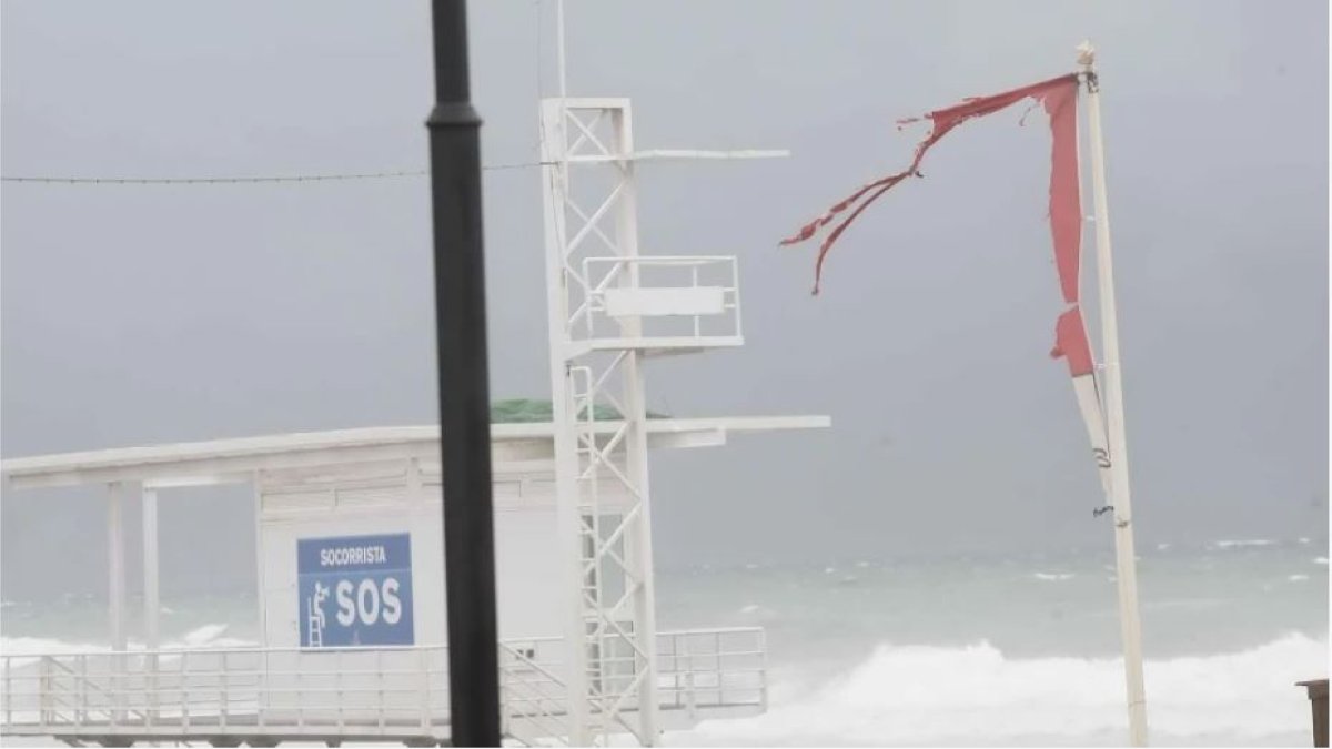 Parte de la costa está este viernes en alerta.