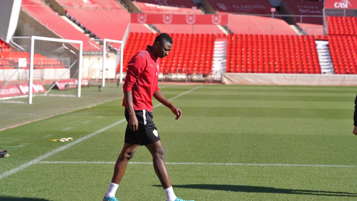 Umar Sadiq en el entrenamiento de este viernes en el Estadio.