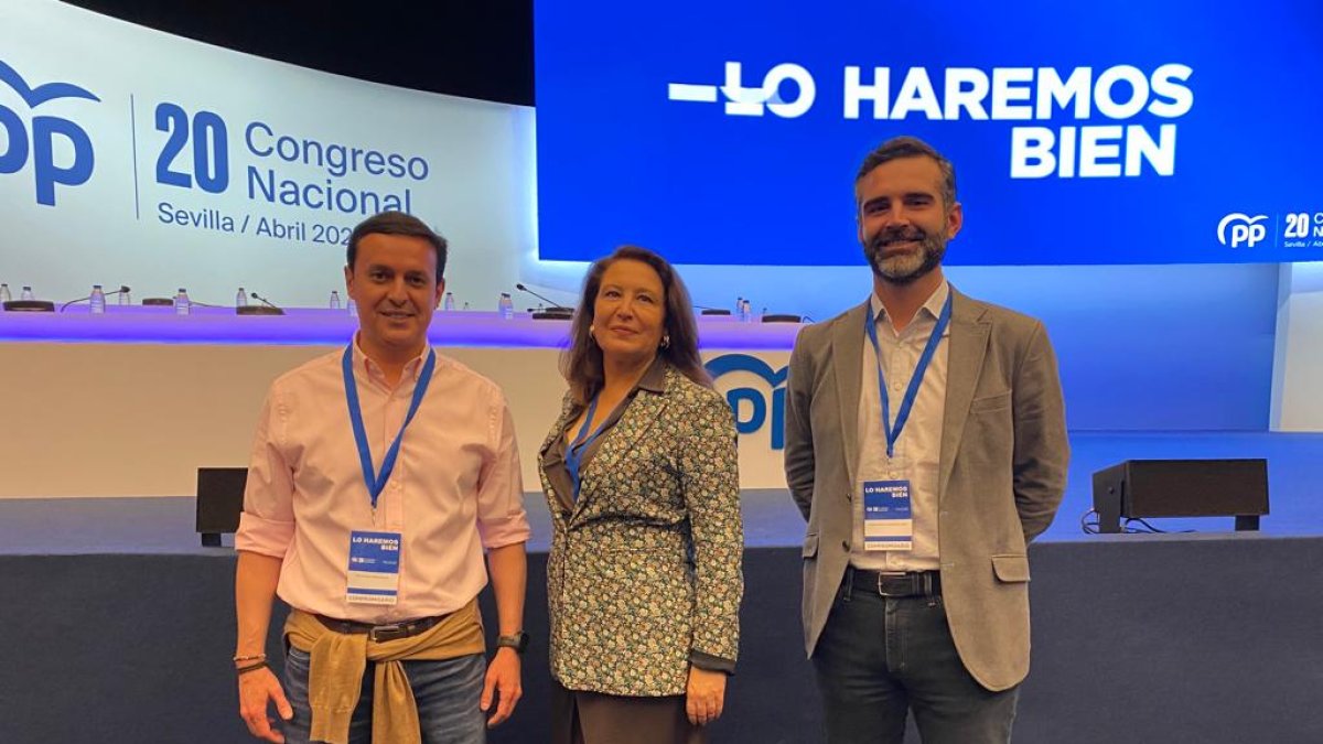 Desde la izquierda, Javier A. García, Carmen Crespo y Ramón Fernández-Pacheco, en el congreso.