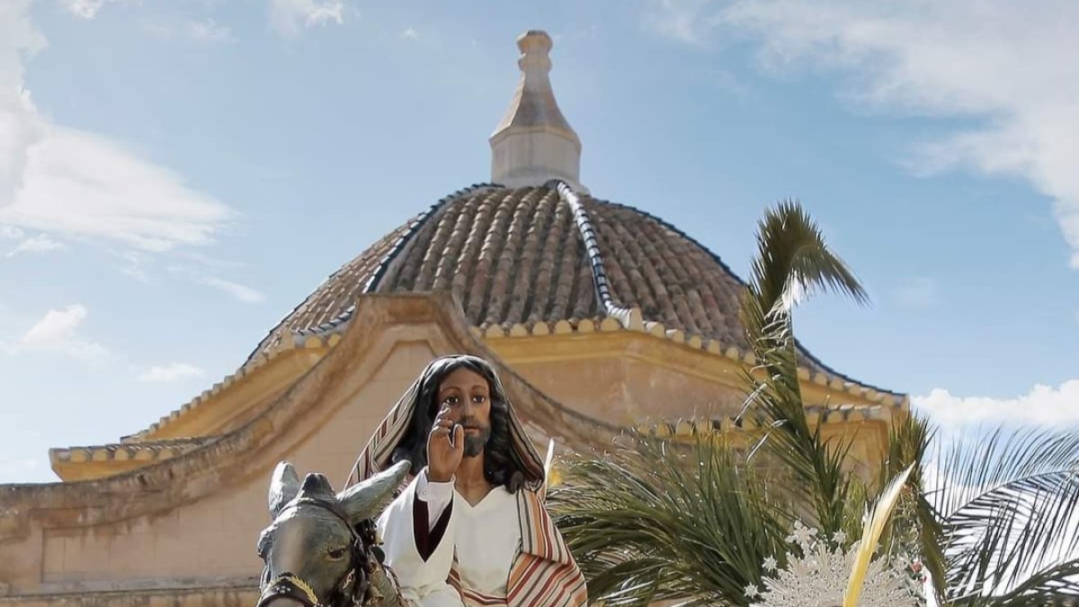 Imagen de La borriquita en Huércal-Overa, que ha sido usada en el cartel de la Semana Santa 2022. (FOTO: Ginés M. Martínez Aragón)