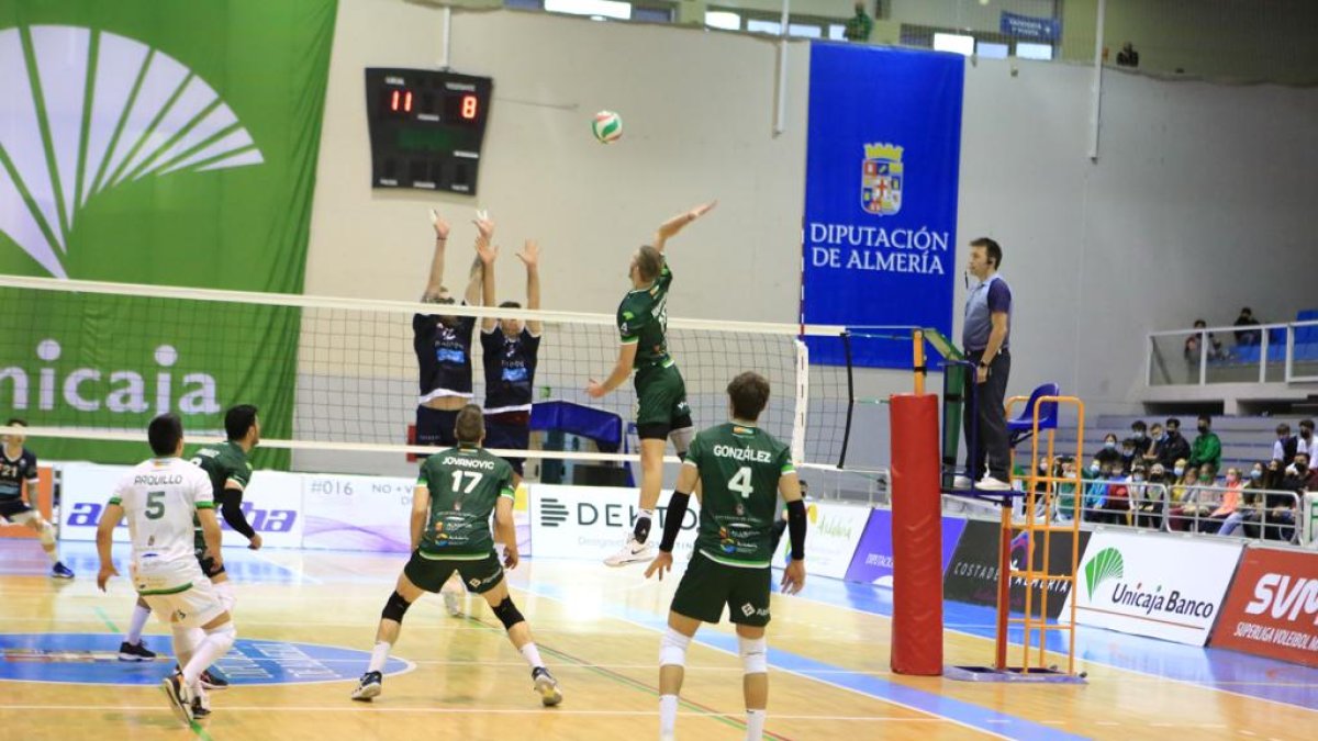 Pablo Kukartsev superando el bloqueo de Rotogal Boiro.