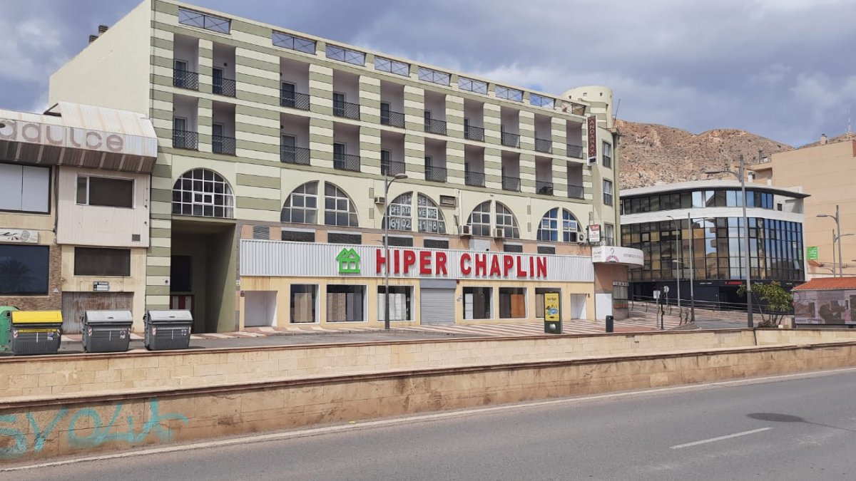 Bazar chino de Aguadulce que ha cerrado en donde estuvieron los multicines Chaplin.