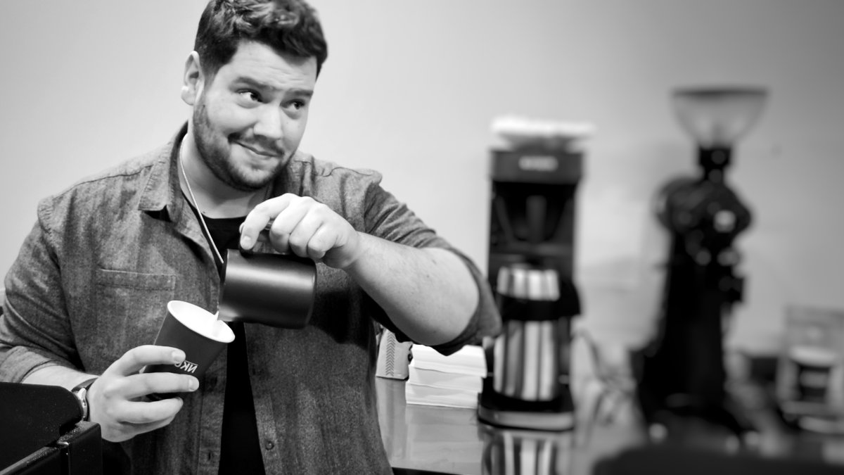 El almeriense José López Lázaro prepara un café en el local del centro de Londres en el que trabaja.