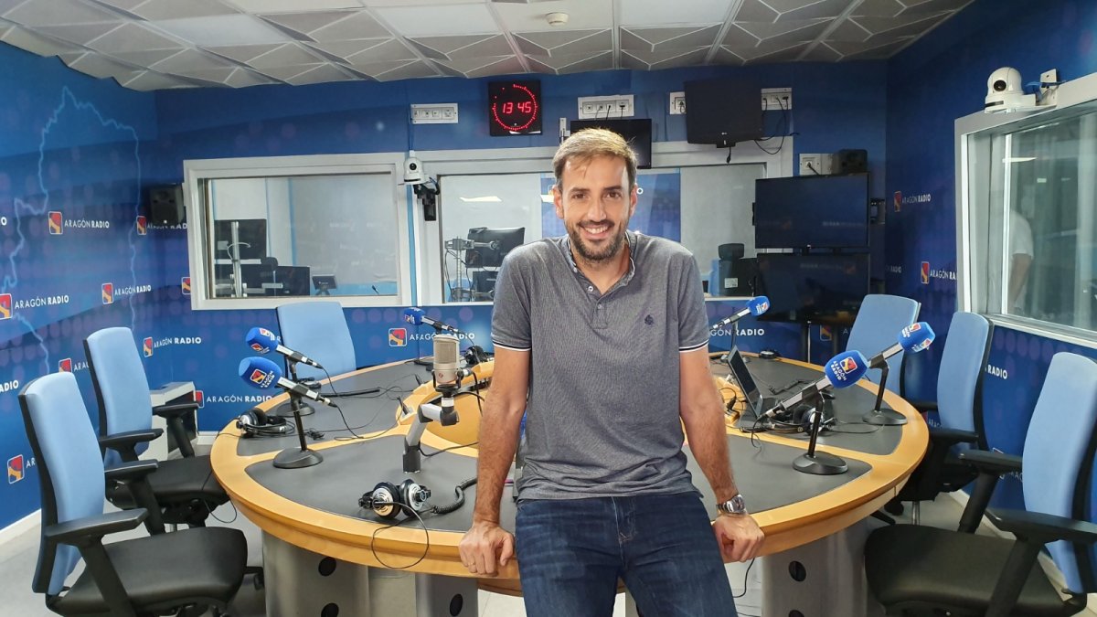 Víctor Lorente en los estudios de Aragón Radio.