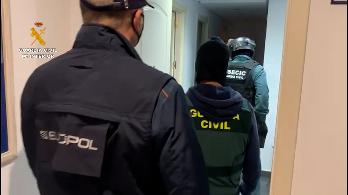 Agentes durante la operación